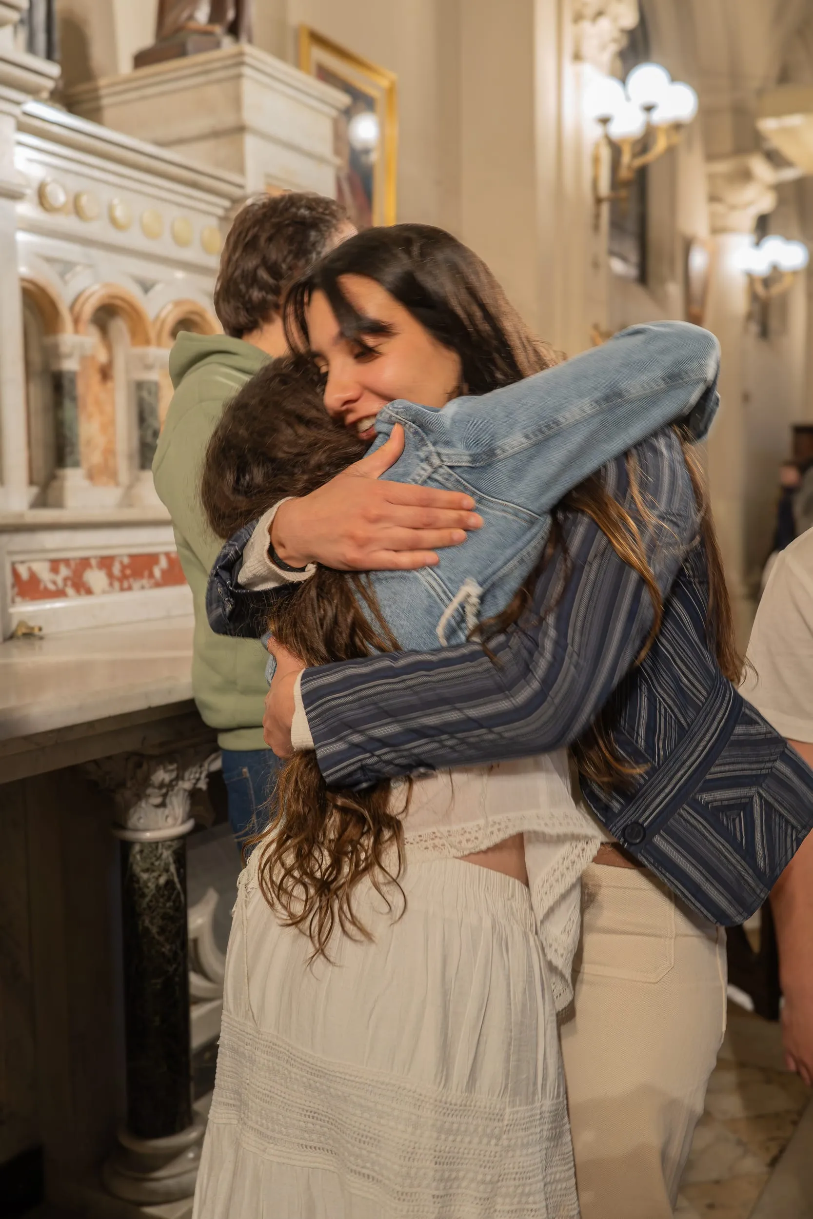 Comunión abrazo entre hermanos