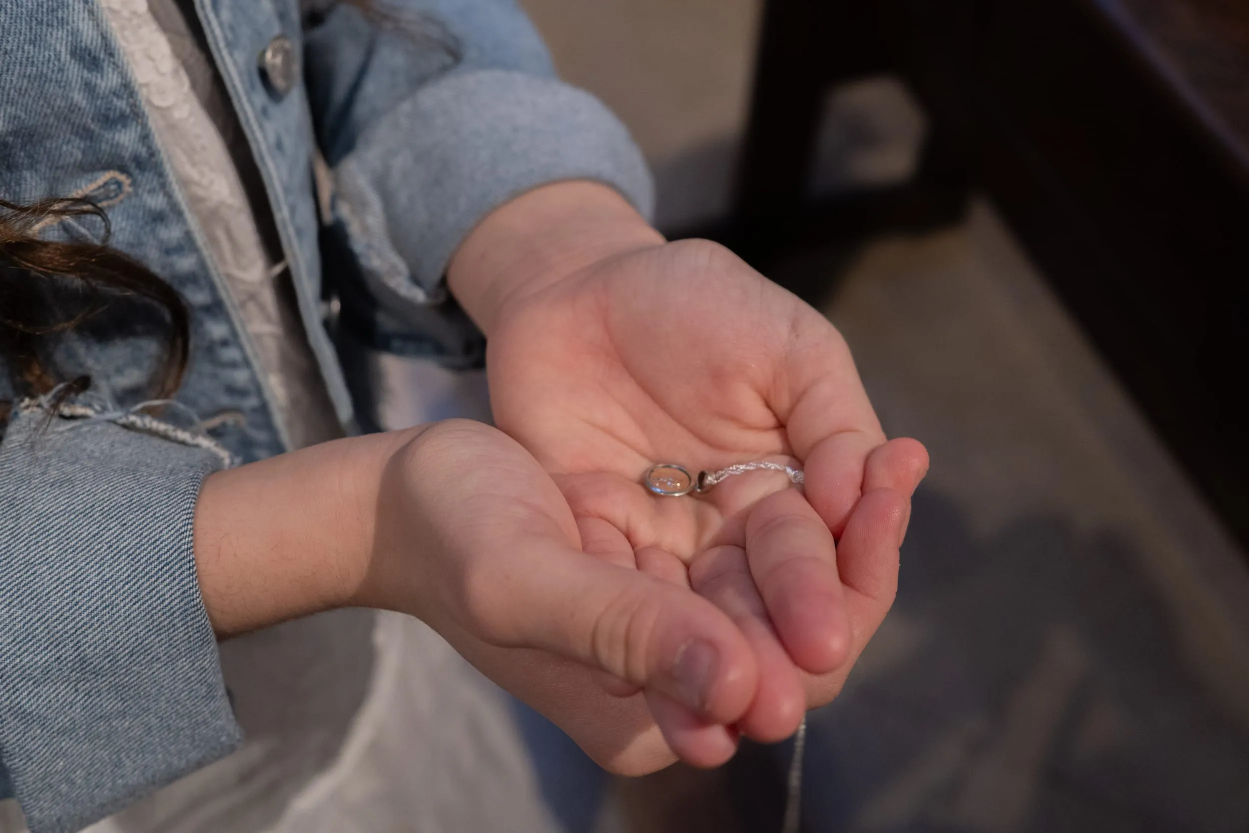 Comunión anillos en las manos