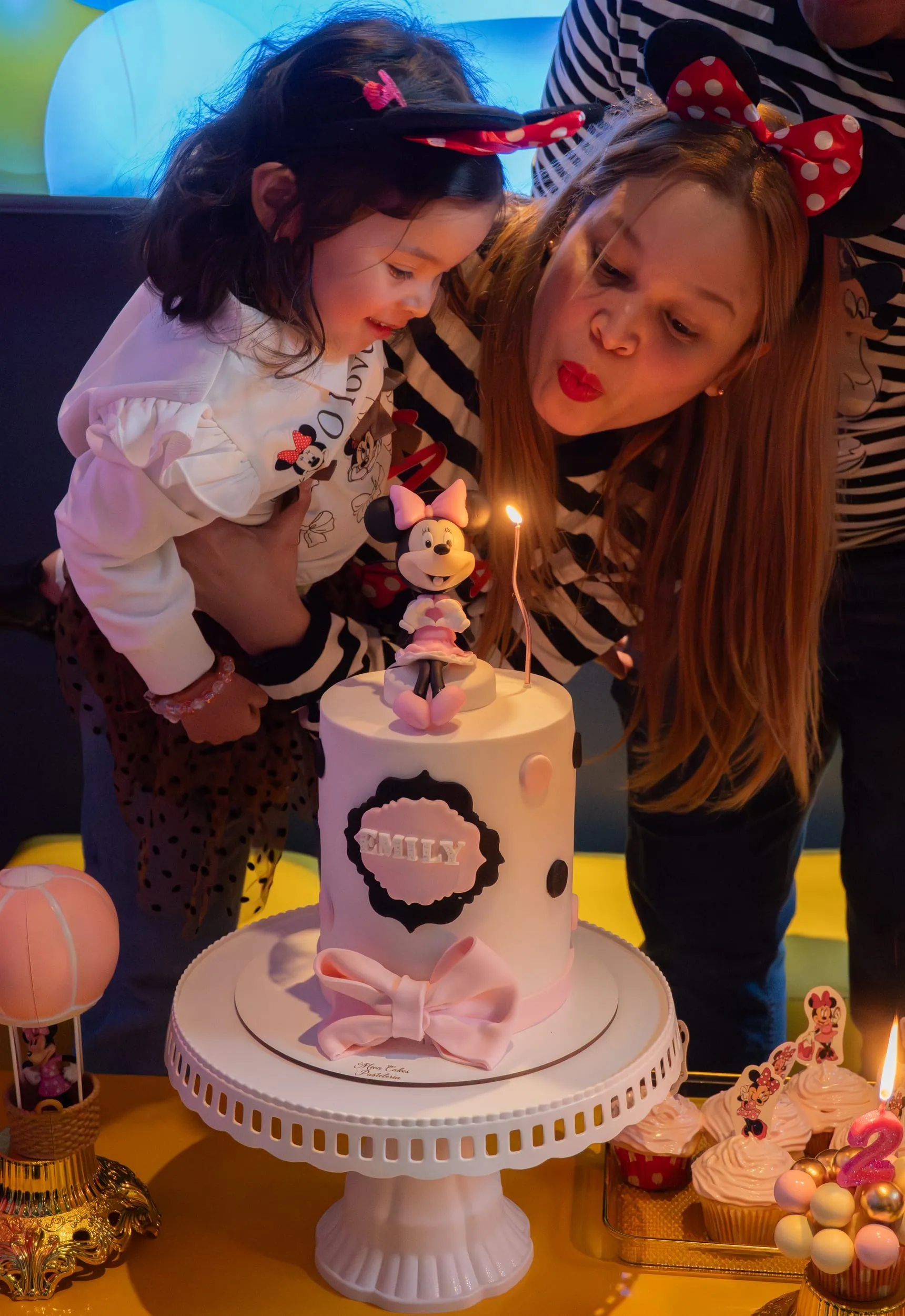 Cumpleaños minnie soplando velitas