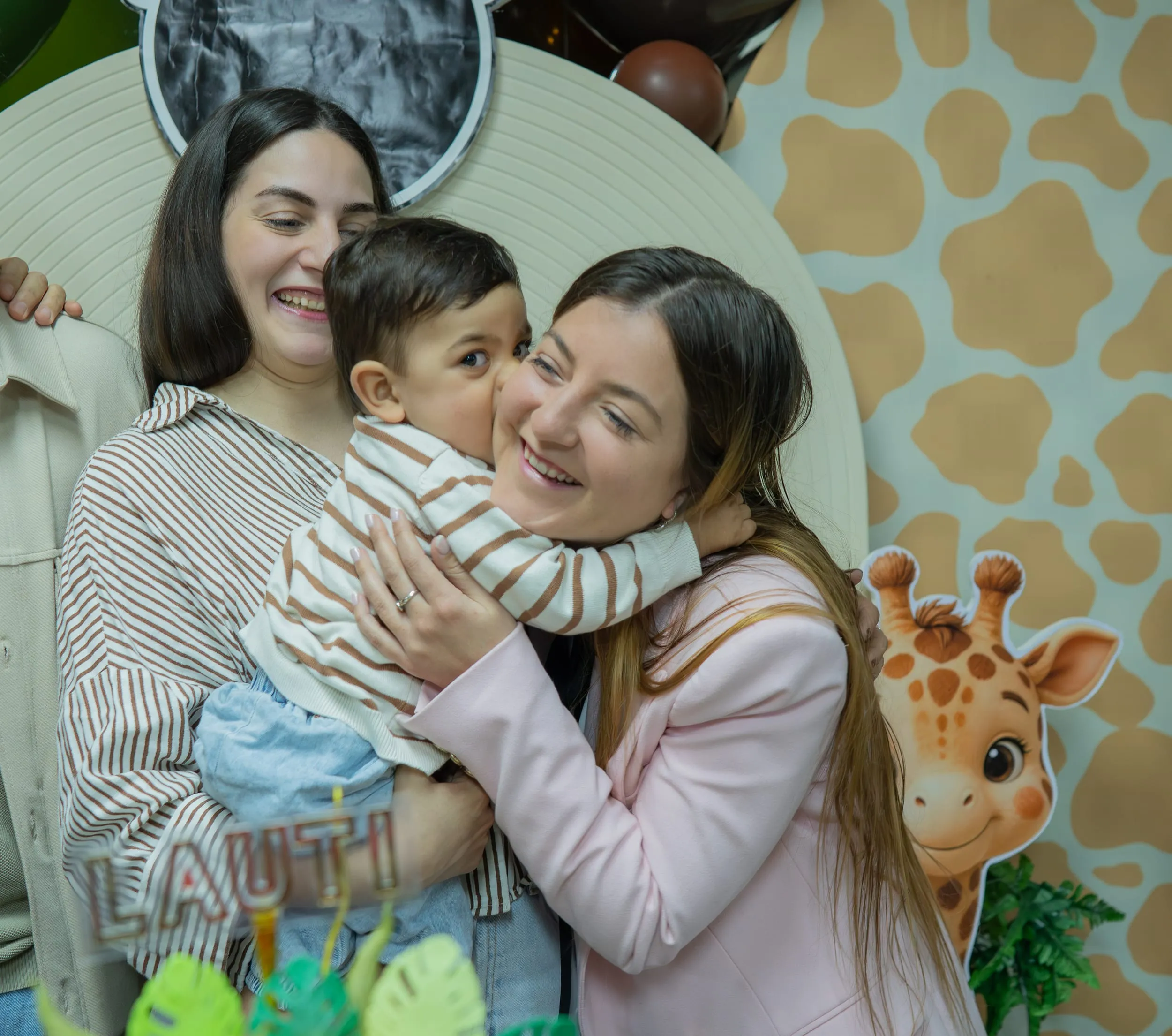Cumpleaños primer añito abrazo en familia