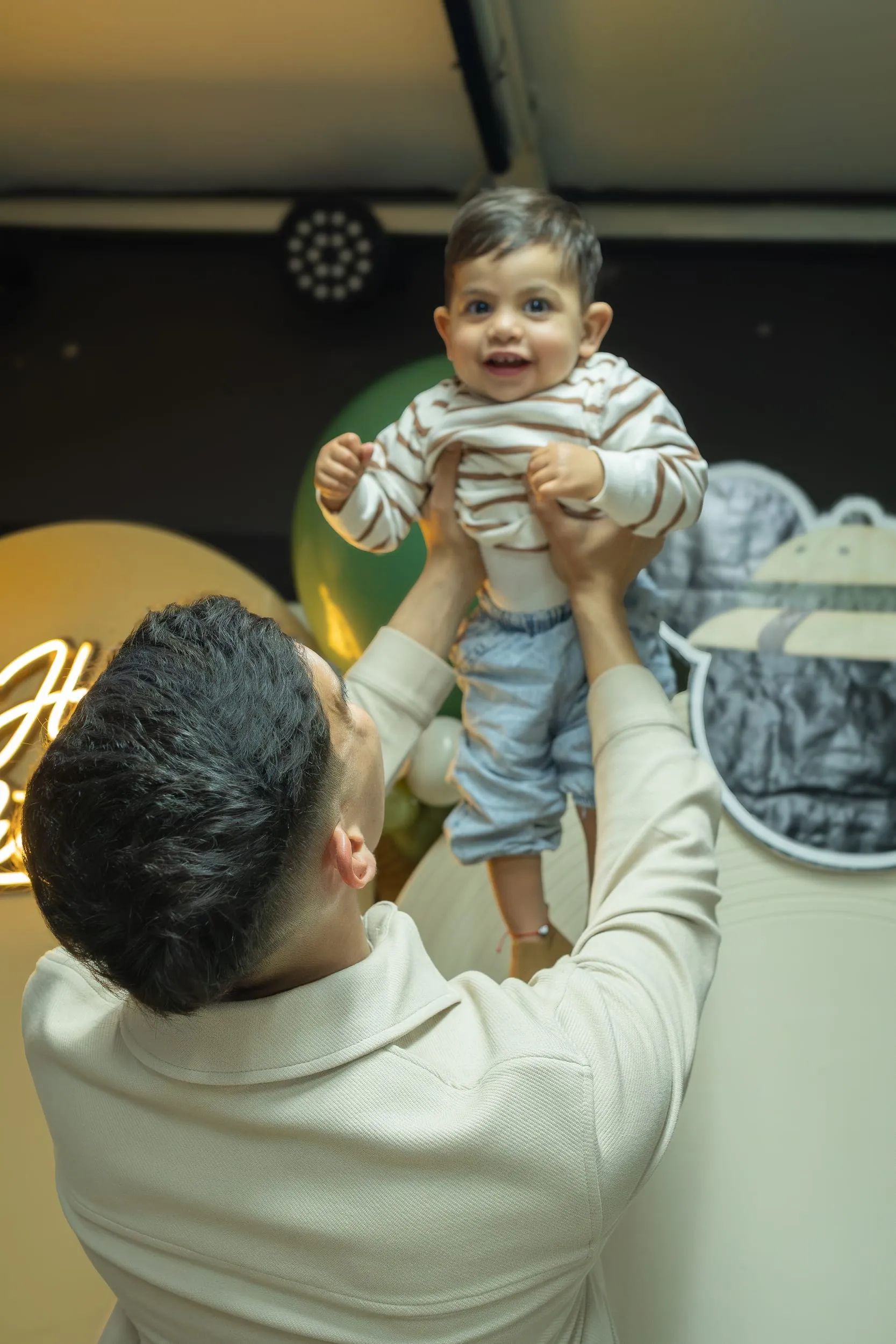 Cumpleaños primer añito brazos en alto