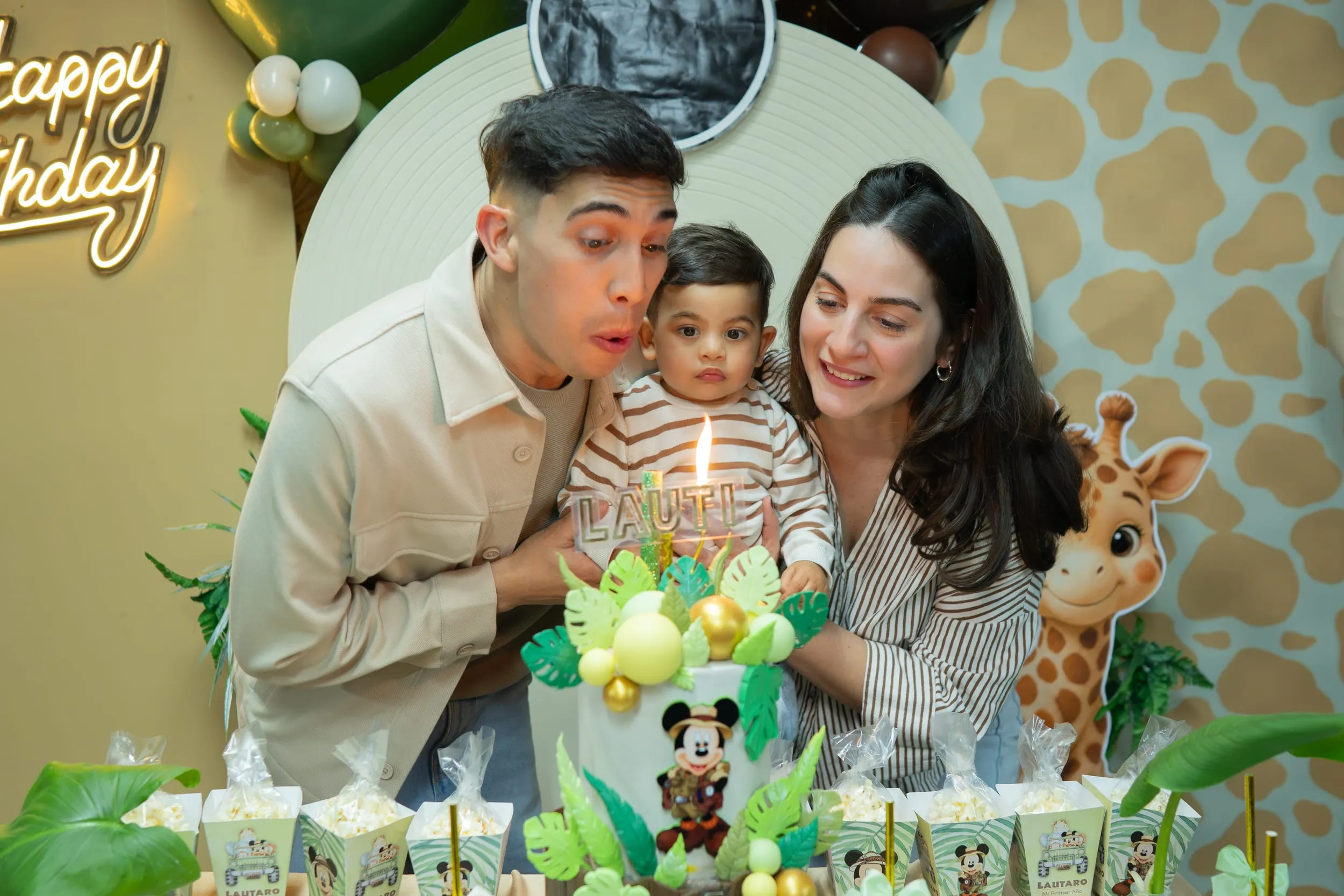 Cumpleaños primer añito soplando velitas