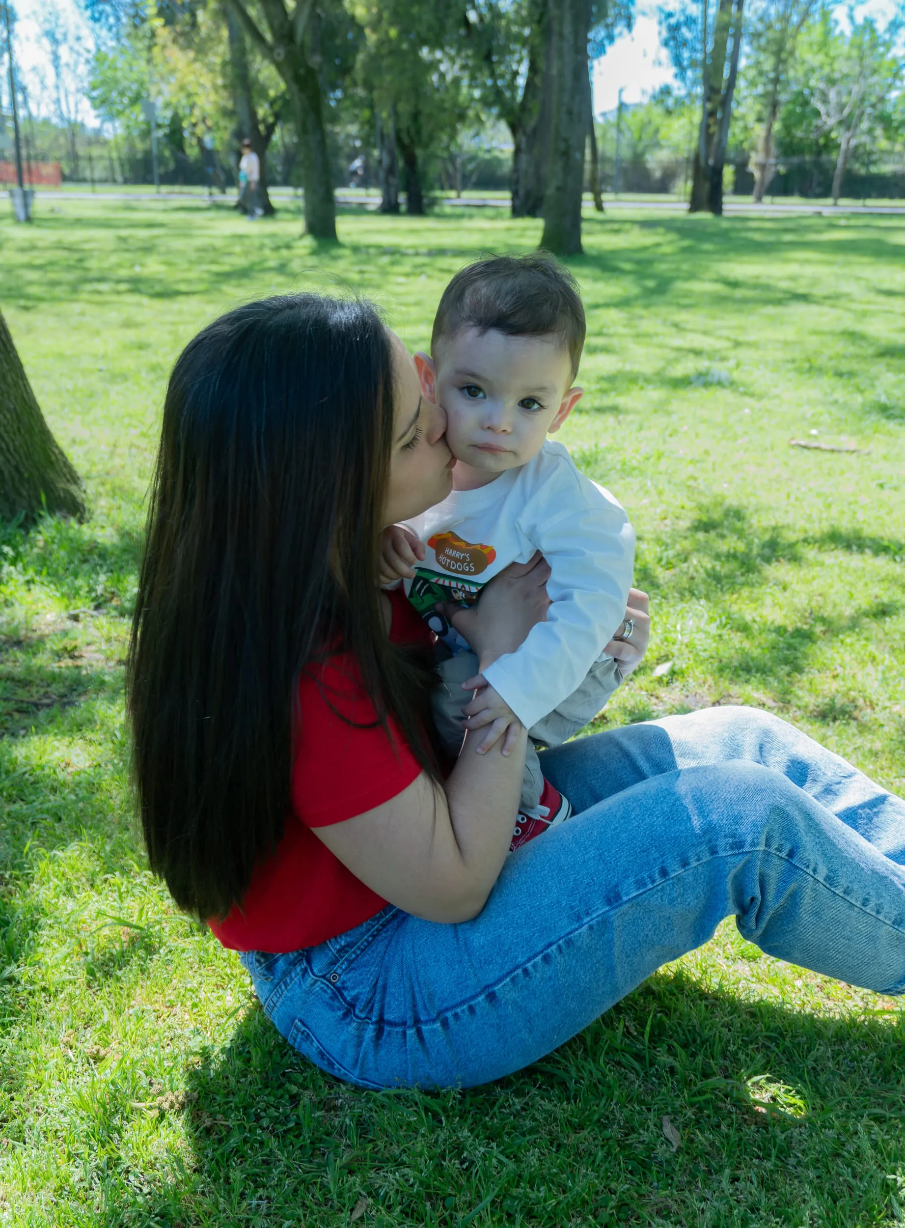 Sesión Día de la Madre beso en el parque